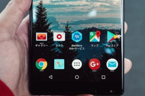 Samsung favorites bar showing default app layout on Galaxy home screen